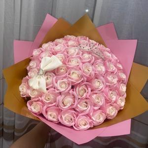 Buchet Soft Pink, Accesorii locuință, Accesorii pentru decorat casa, Suport de flori, Buchete de flori, Aranjament de flori, Buchet realizat din 50 de trandafiri artificiali in degrade, cu accesorii coronița și fundiță., ARTYNOS