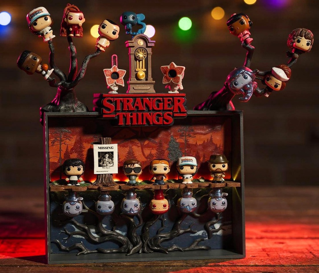 Suport figurine Stranger Things Kinder - casă & stil de viață - organizare & depozitare - organizator birou - Artynos.ro