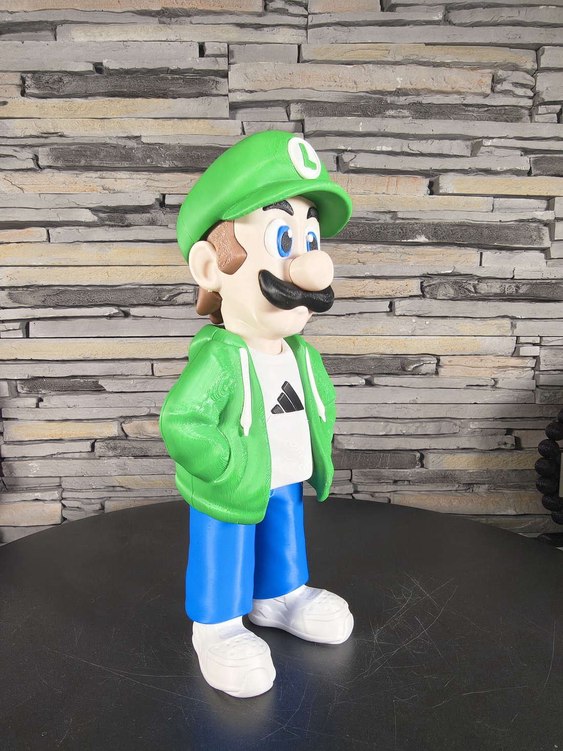 Figurină Luigi Urban Vibes � Art Toy Premium, Decor Modern, Cadou pentru Copii - accessorii și unelte - accesorii decorative - figurine - Artynos.ro