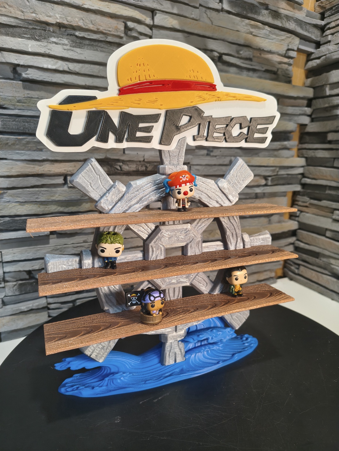 Display One Piece cu timonă și valuri � suport figurine Kinder Joy - casă & stil de viață - organizare & depozitare - organizator birou - Artynos.ro