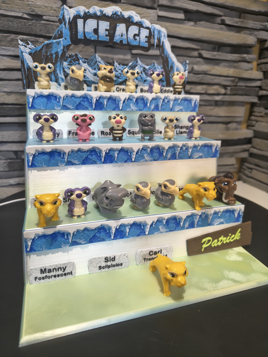  Suport / display Ice Age pentru figurine Kaufland � personalizabil - casă & stil de viață - organizare & depozitare - organizator birou - Artynos.ro