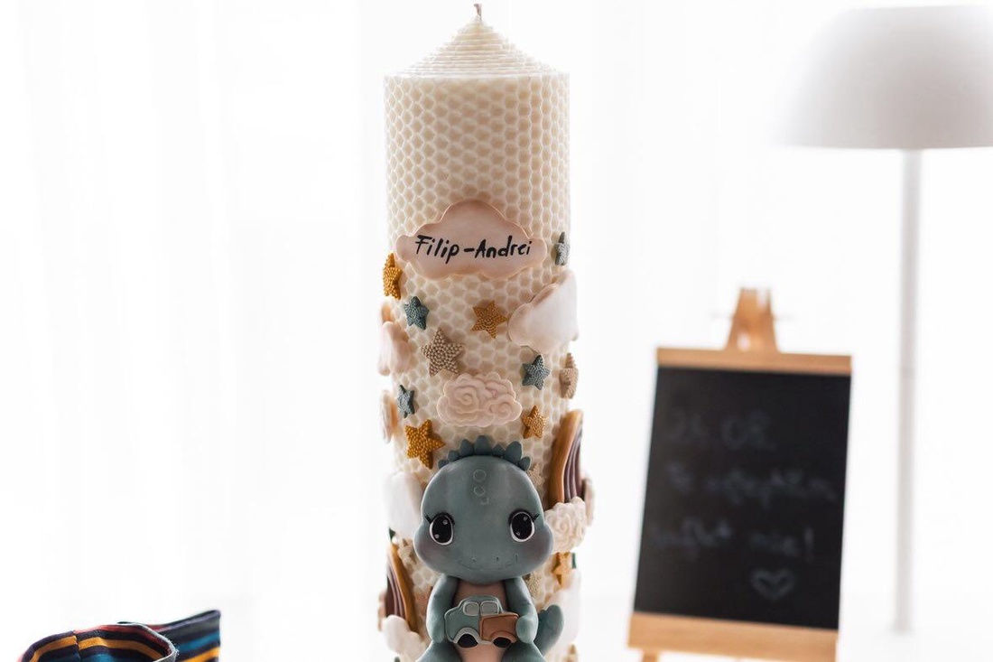 Lumânare botez cu figurina Dino - jucării și echipamente pentru copii - daruri de botez - Artynos.ro
