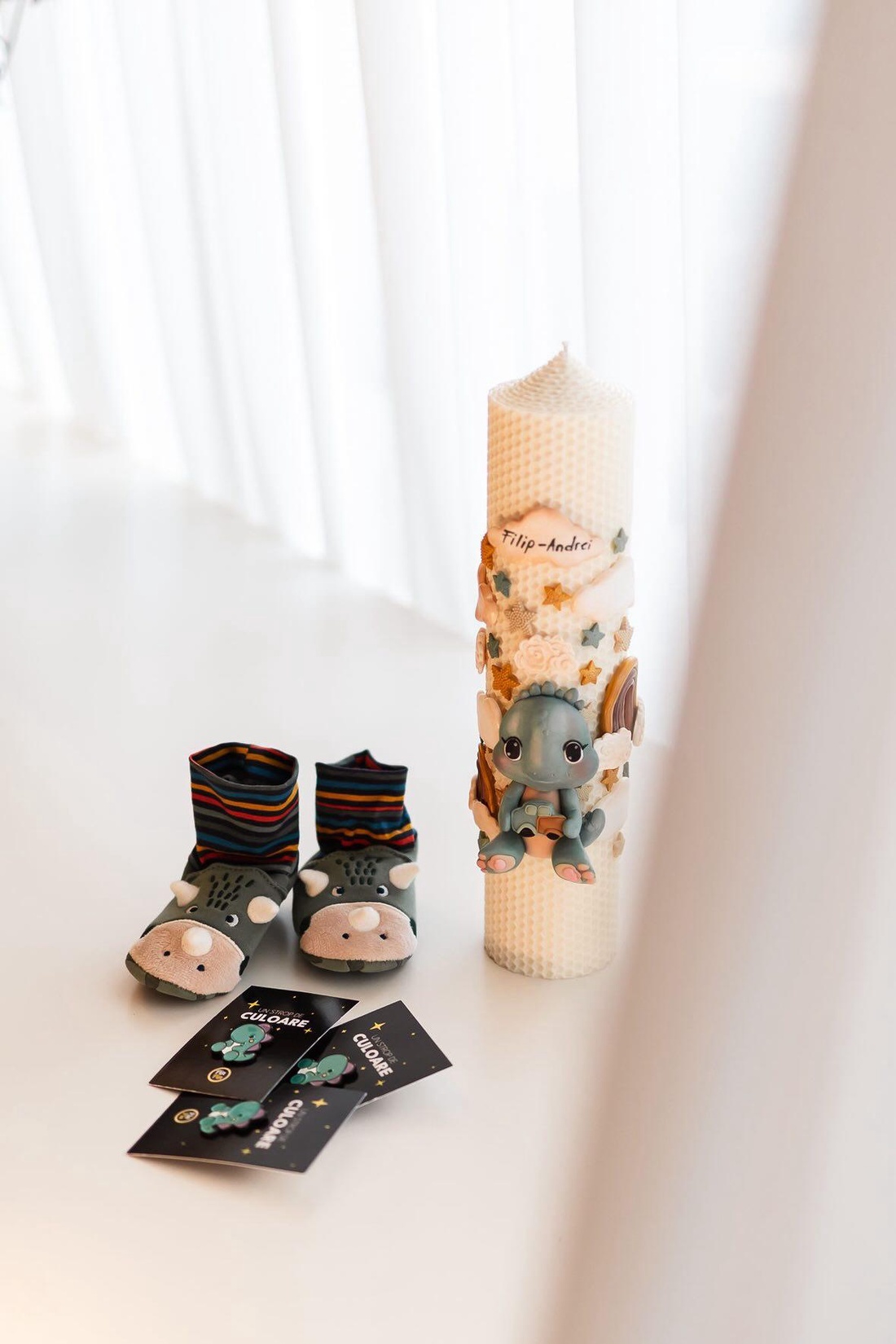 Lumânare botez cu figurina Dino - jucării și echipamente pentru copii - daruri de botez - Artynos.ro