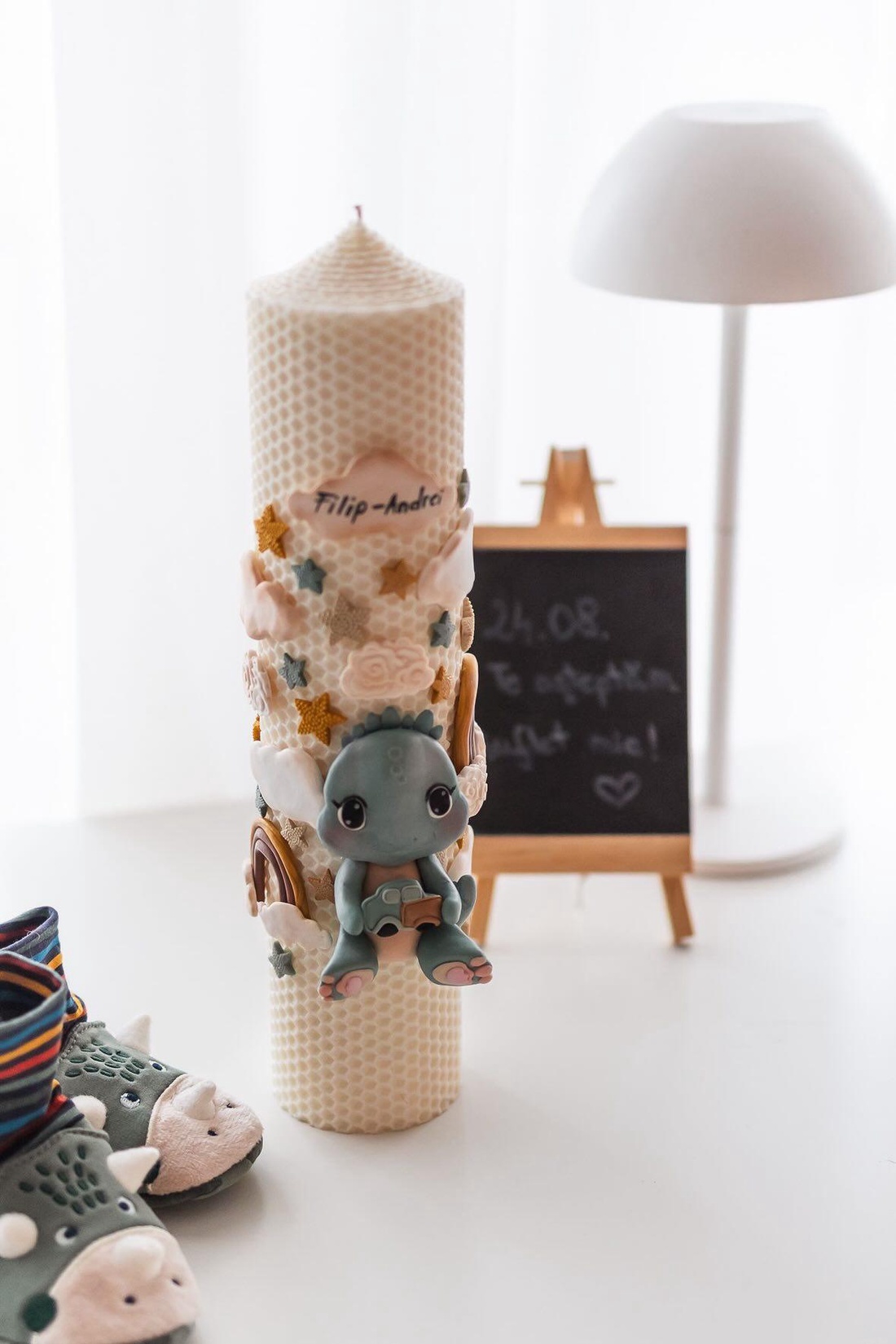 Lumânare botez cu figurina Dino - jucării și echipamente pentru copii - daruri de botez - Artynos.ro