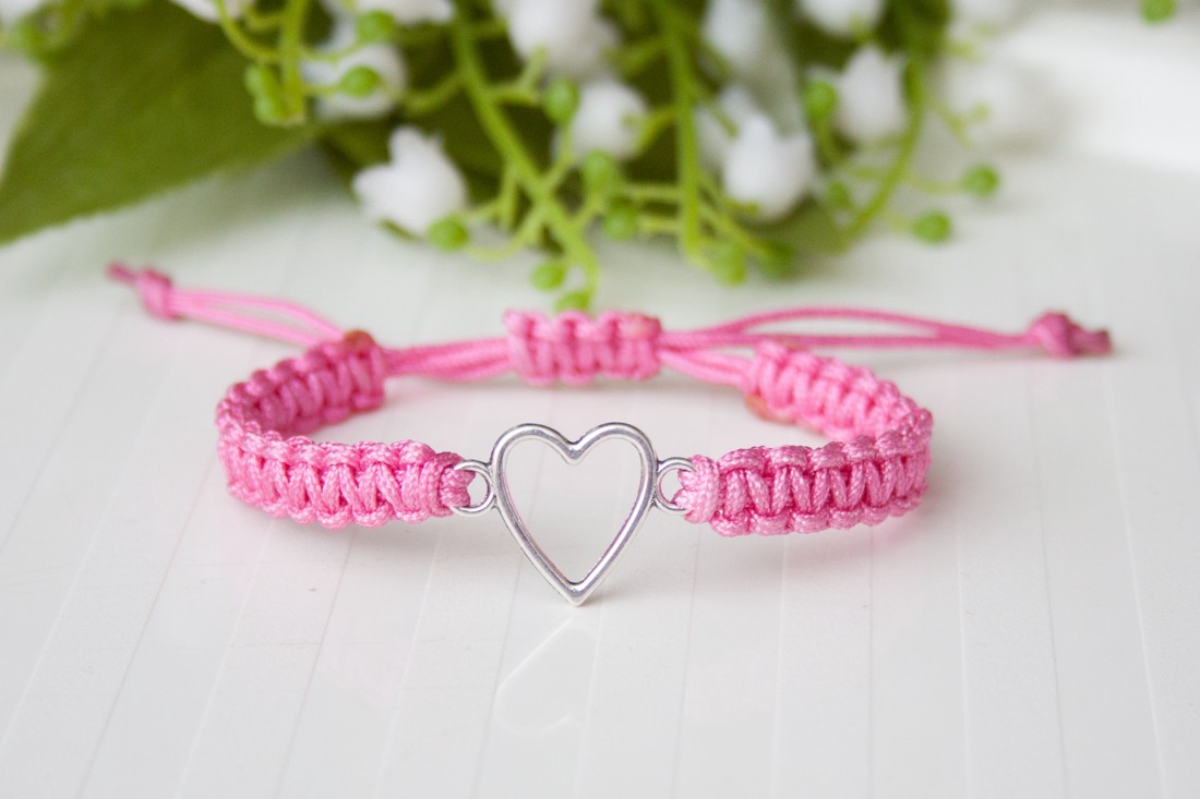 Brățară macramé împletită - Hearts roz - - Artynos.ro Brățară macramé împletită - Hearts roz - - Artynos.ro
