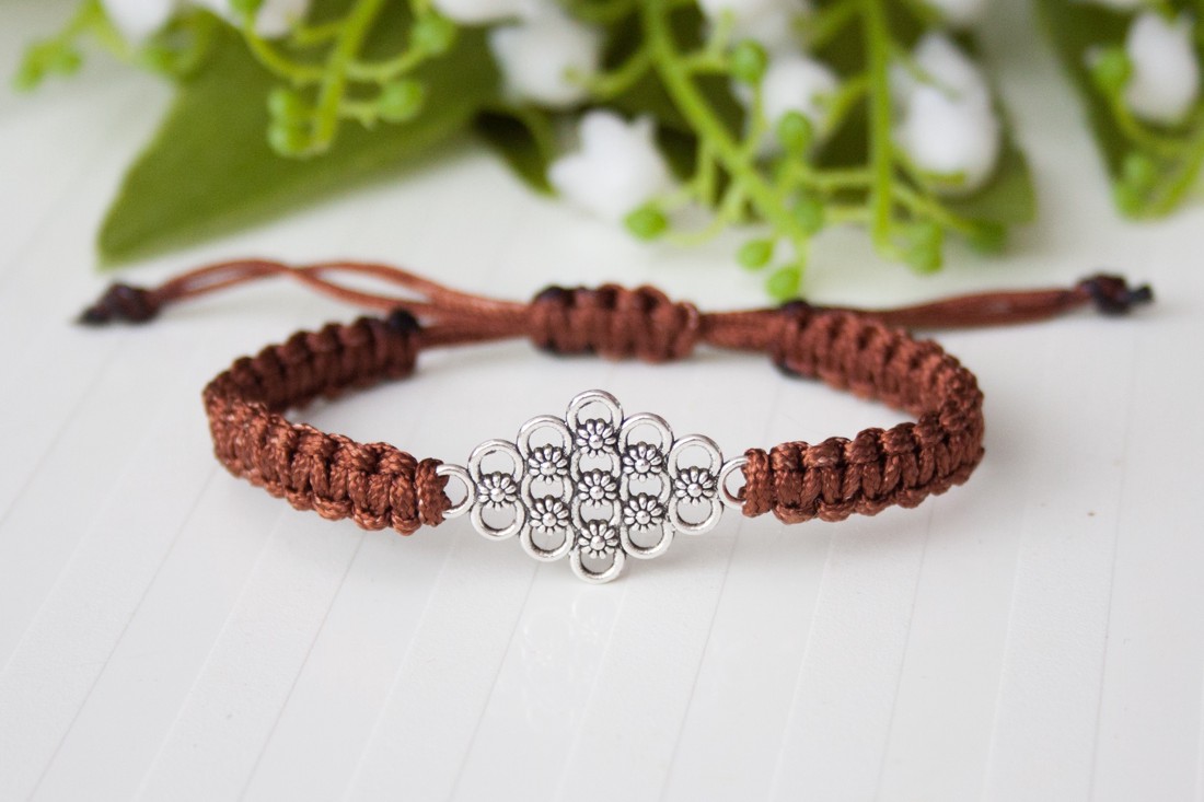 Brățară macramé împletită - maro - - Artynos.ro Brățară macramé împletită - maro - - Artynos.ro
