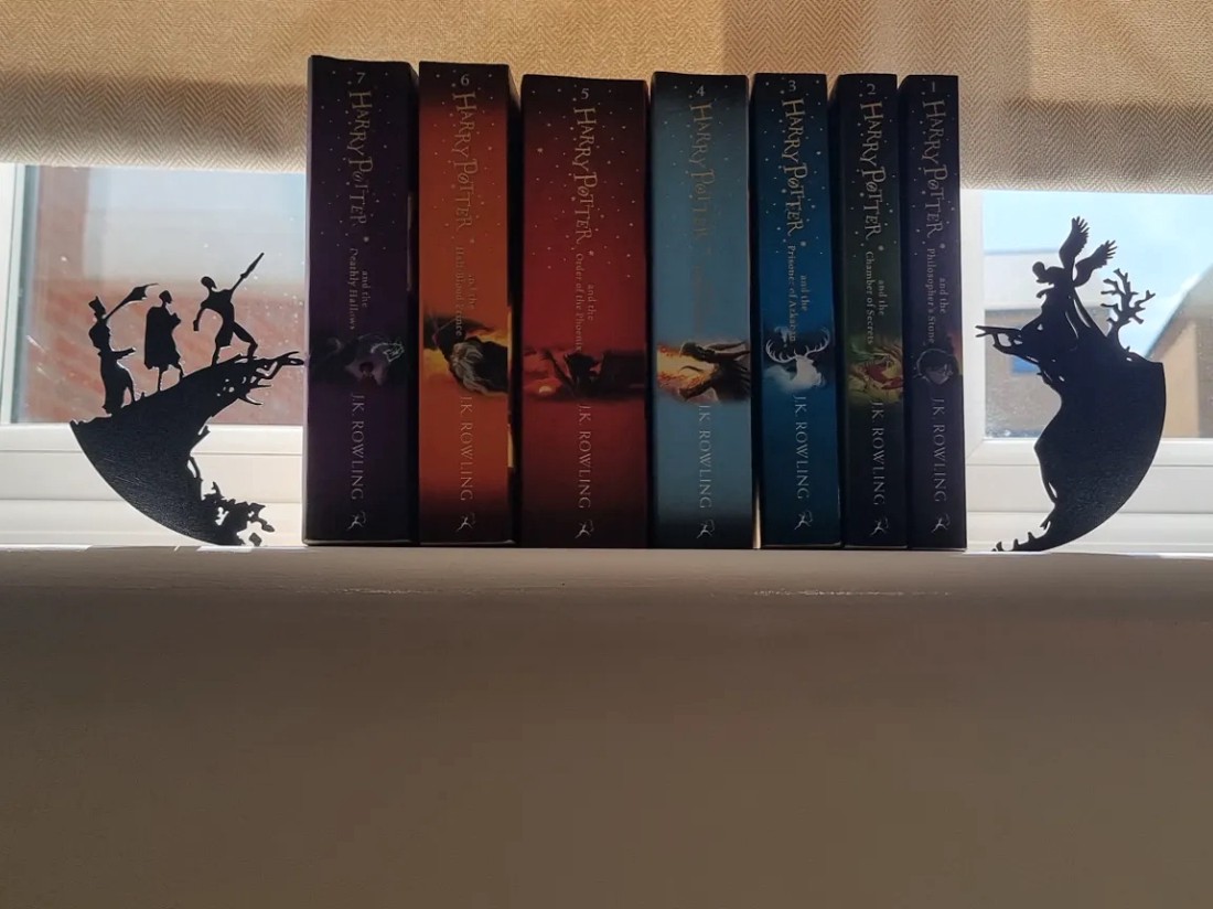 Sculptura de carte Harry Potter și Talismanele Morții (Harry Potter and the Deathly Hallows) - casă & stil de viață - accesorii pentru decorat casa - decorațiuni de masă și decorațiuni pentru rafturi - suport carte - Artynos.ro Sculptura de carte Harry Potter și Talismanele Morții (Harry Potter and the Deathly Hallows) - casă & stil de viață - accesorii pentru decorat casa - decorațiuni de masă și decorațiuni pentru rafturi - suport carte - Artynos.ro