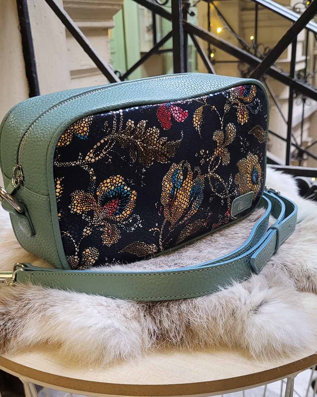 Vintage înflorit - geantă laterală din piele de vacă - geantă și husă - genți de umăr și genți de mână - geantă de umăr sling - Artynos.ro Vintage înflorit - geantă laterală din piele de vacă - geantă și husă - genți de umăr și genți de mână - geantă de umăr sling - Artynos.ro