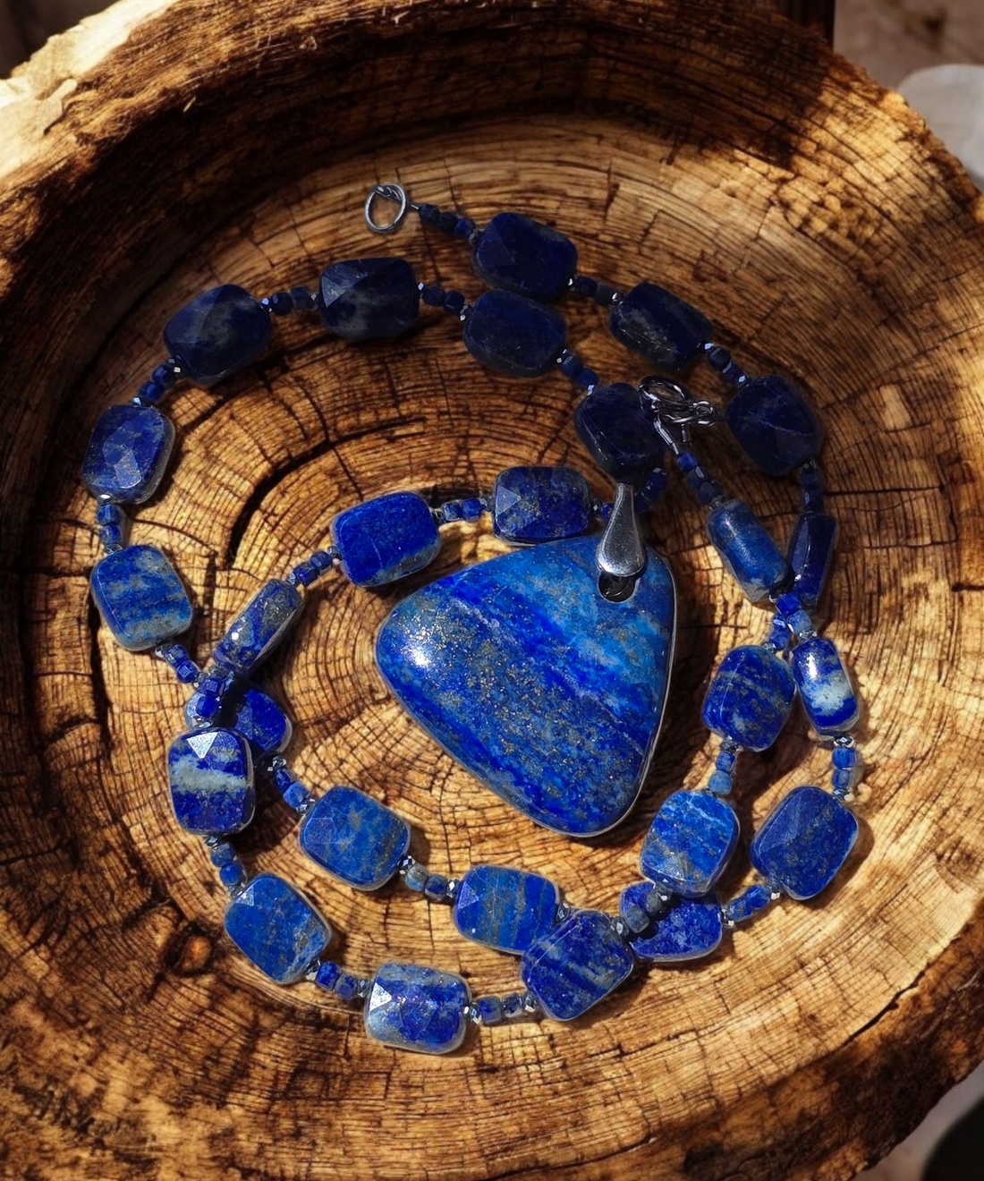 Colier cu pandantiv, din lapis lazuli, hematit si argint, - bijuterii - coliere - coliere cu pandantive - Artynos.ro Colier cu pandantiv, din lapis lazuli, hematit si argint, - bijuterii - coliere - coliere cu pandantive - Artynos.ro
