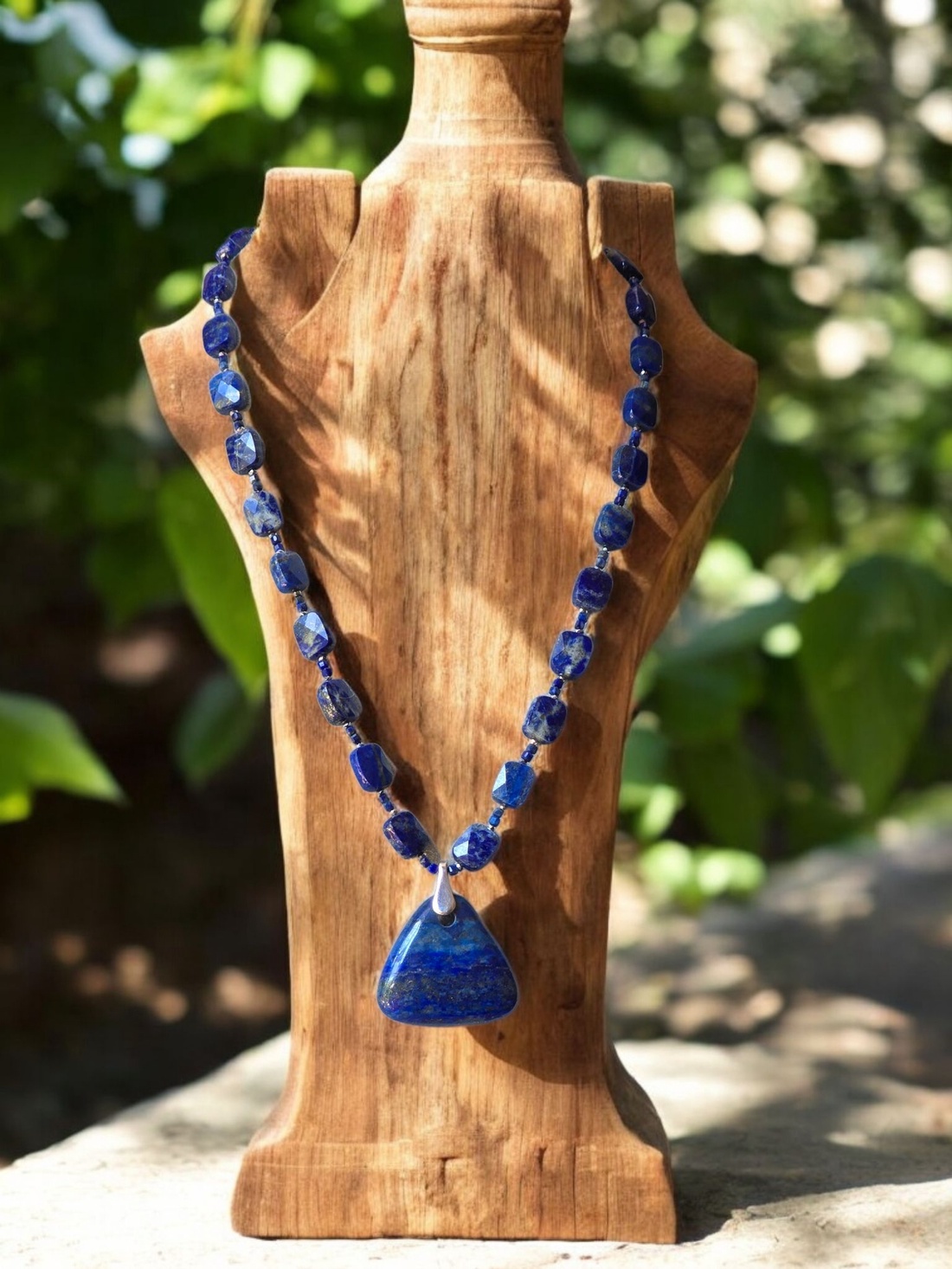 Colier cu pandantiv, din lapis lazuli, hematit si argint, - bijuterii - coliere - coliere cu pandantive - Artynos.ro Colier cu pandantiv, din lapis lazuli, hematit si argint, - bijuterii - coliere - coliere cu pandantive - Artynos.ro
