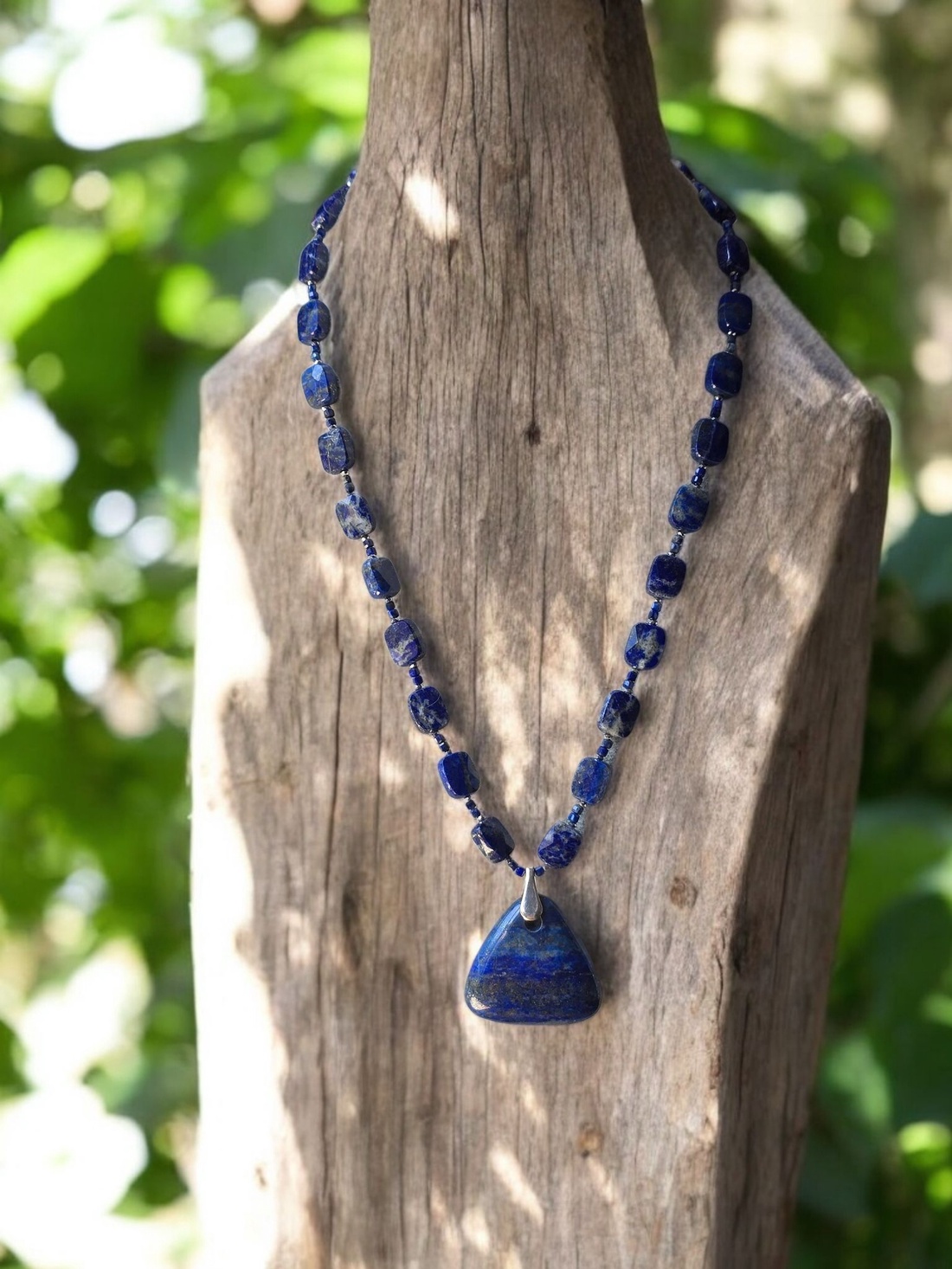 Colier cu pandantiv, din lapis lazuli, hematit si argint, - bijuterii - coliere - coliere cu pandantive - Artynos.ro Colier cu pandantiv, din lapis lazuli, hematit si argint, - bijuterii - coliere - coliere cu pandantive - Artynos.ro