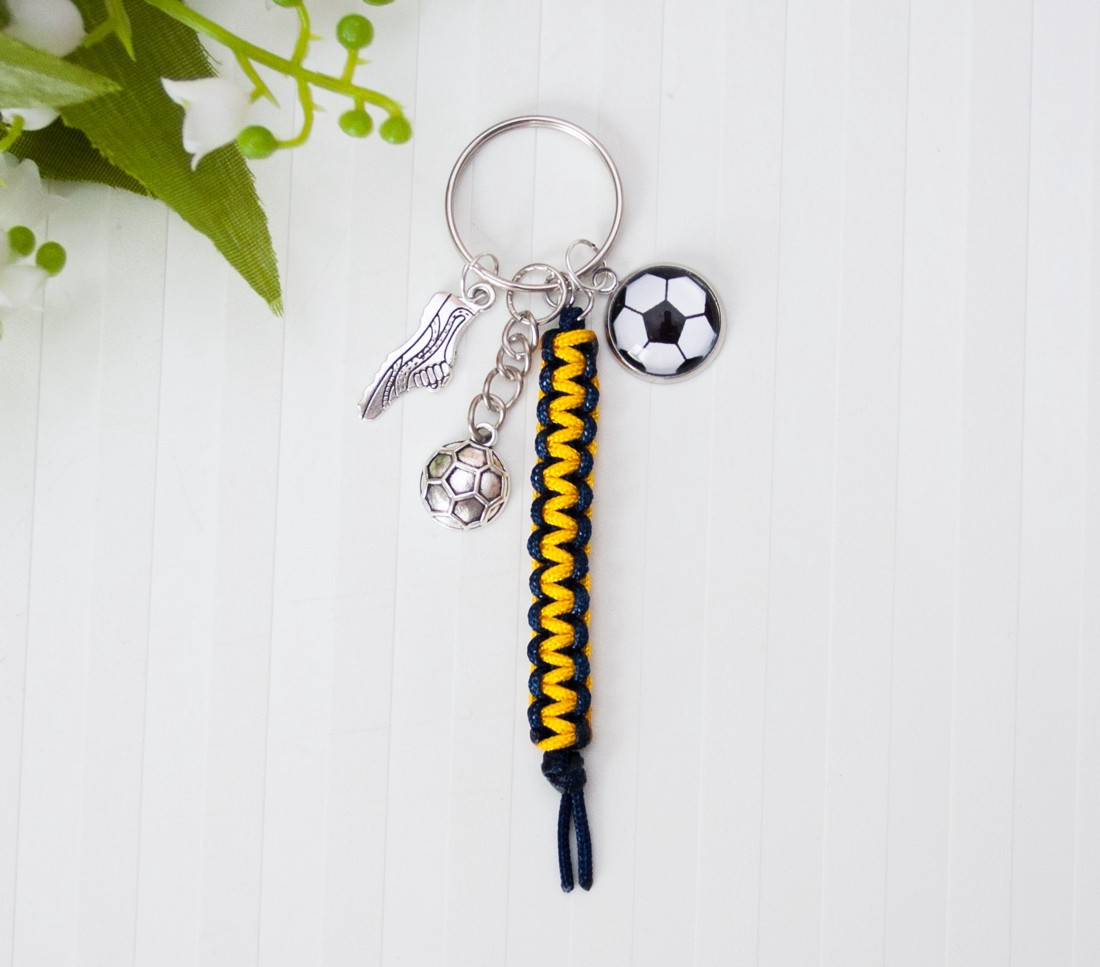 Breloc, ornament pentru geantă - Fotbal galben/albastru închis -  - Artynos.ro