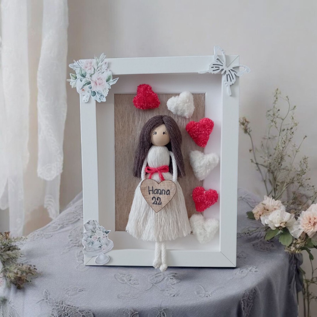 Decorațiuni pentru păpuși macramé aniversare - cu numele și anul în cadru alb -  - Artynos.ro