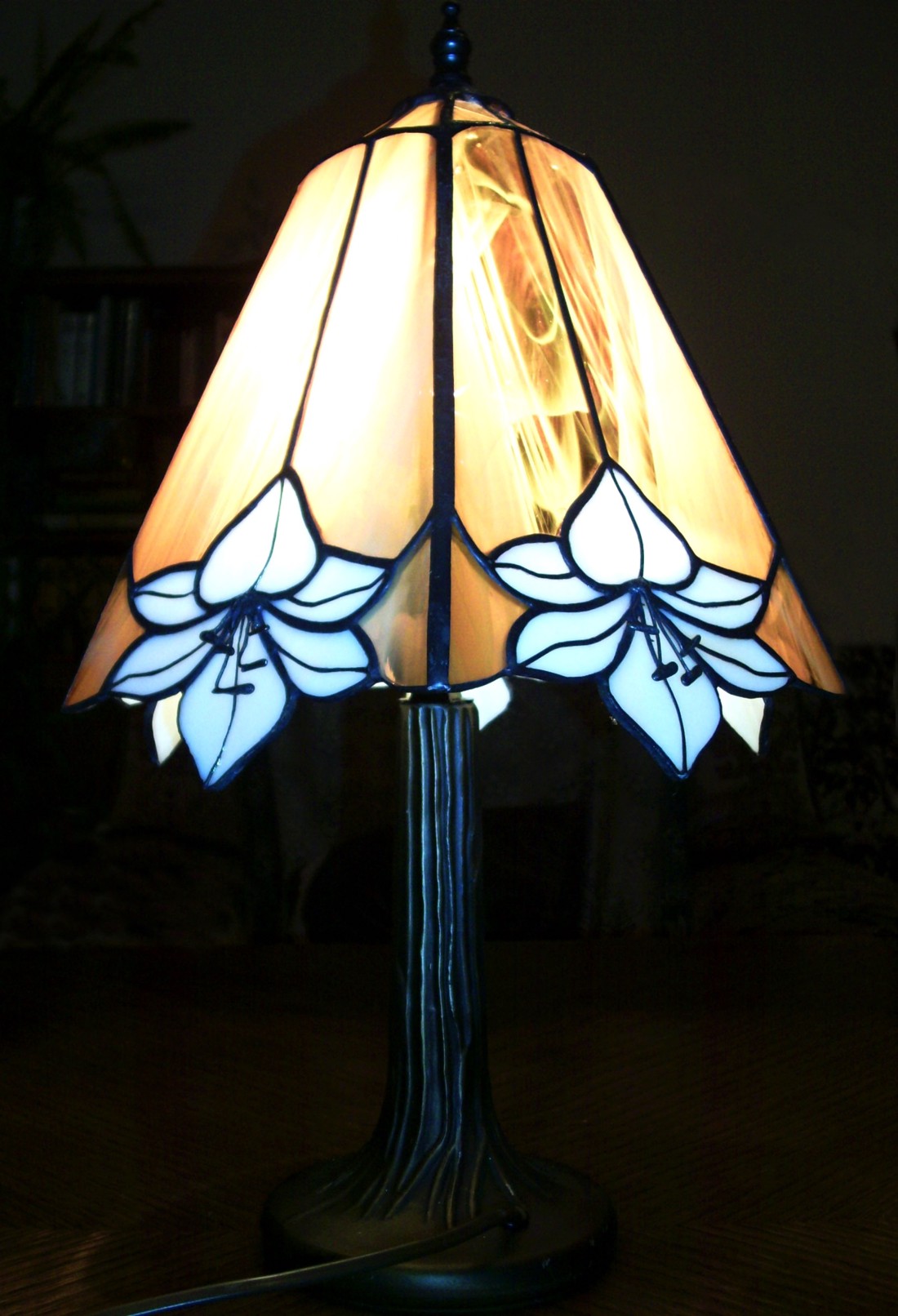 Lily aur voal tiffany lampă - casă & stil de viață - lămpi și corpuri de iluminat - lampă de masă - Artynos.ro