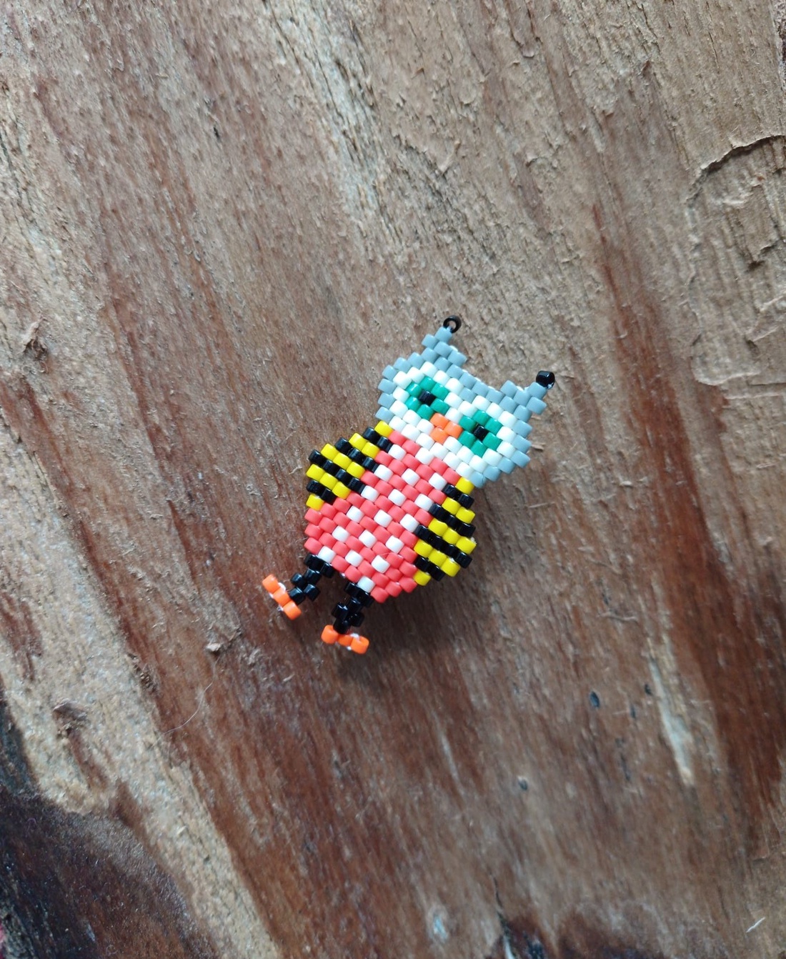 Brosa margele bufnita - bijuterii - broșă, insigne - insigne - Artynos.ro Brosa margele bufnita - bijuterii - broșă, insigne - insigne - Artynos.ro