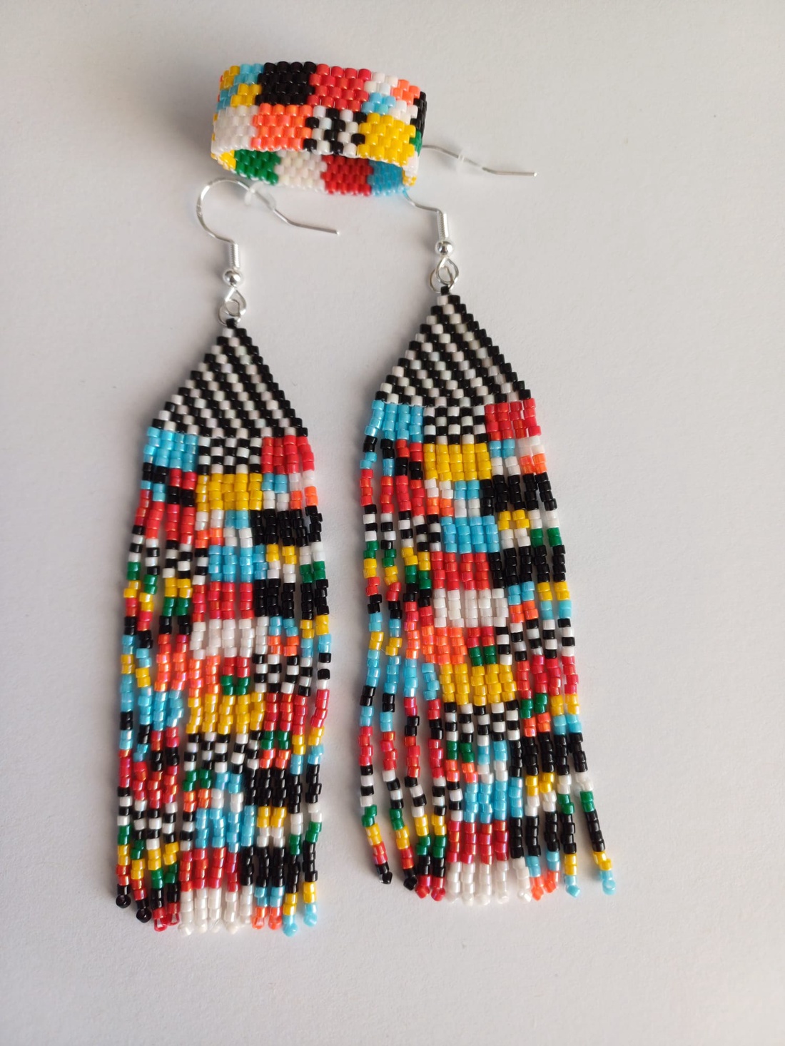Set cercei si inel din margele stil Bauhaus - bijuterii - cercei - cercei cu franjuri - Artynos.ro Set cercei si inel din margele stil Bauhaus - bijuterii - cercei - cercei cu franjuri - Artynos.ro