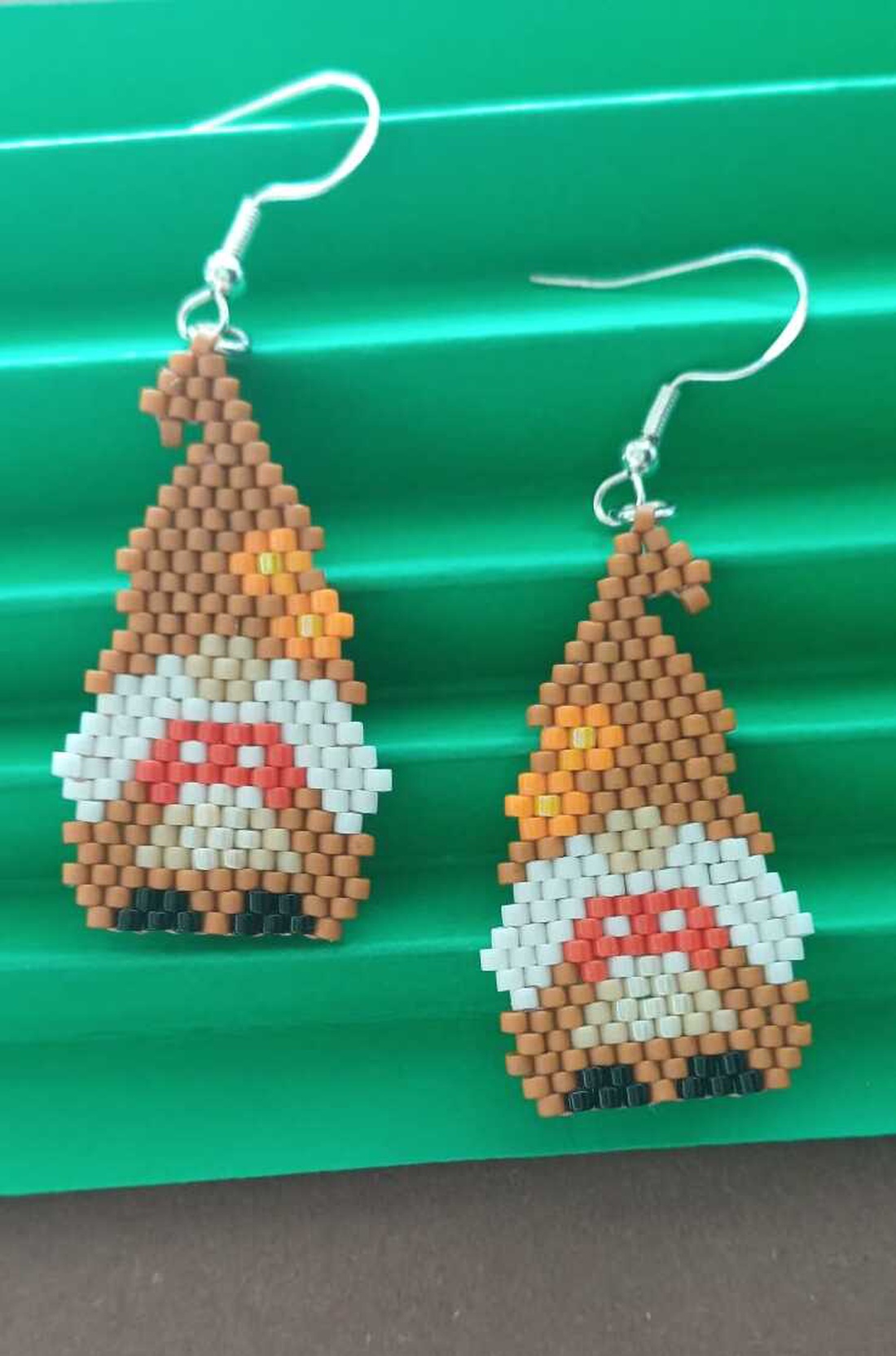 Cercei Gnomul Ciupercar - bijuterii - cercei - cercei agățați - Artynos.ro Cercei Gnomul Ciupercar - bijuterii - cercei - cercei agățați - Artynos.ro