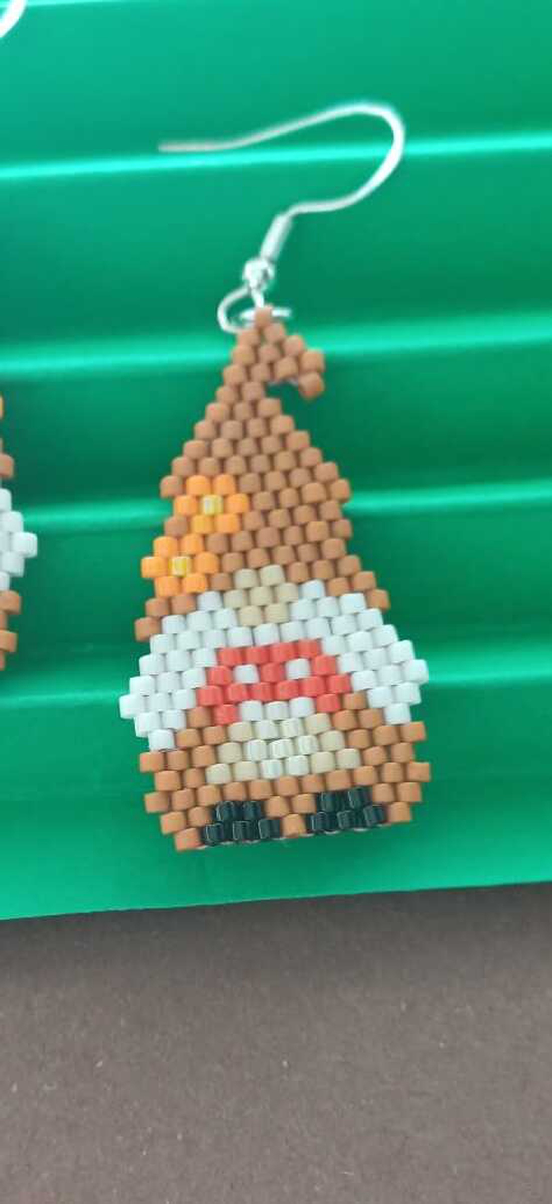 Cercei Gnomul Ciupercar - bijuterii - cercei - cercei agățați - Artynos.ro Cercei Gnomul Ciupercar - bijuterii - cercei - cercei agățați - Artynos.ro