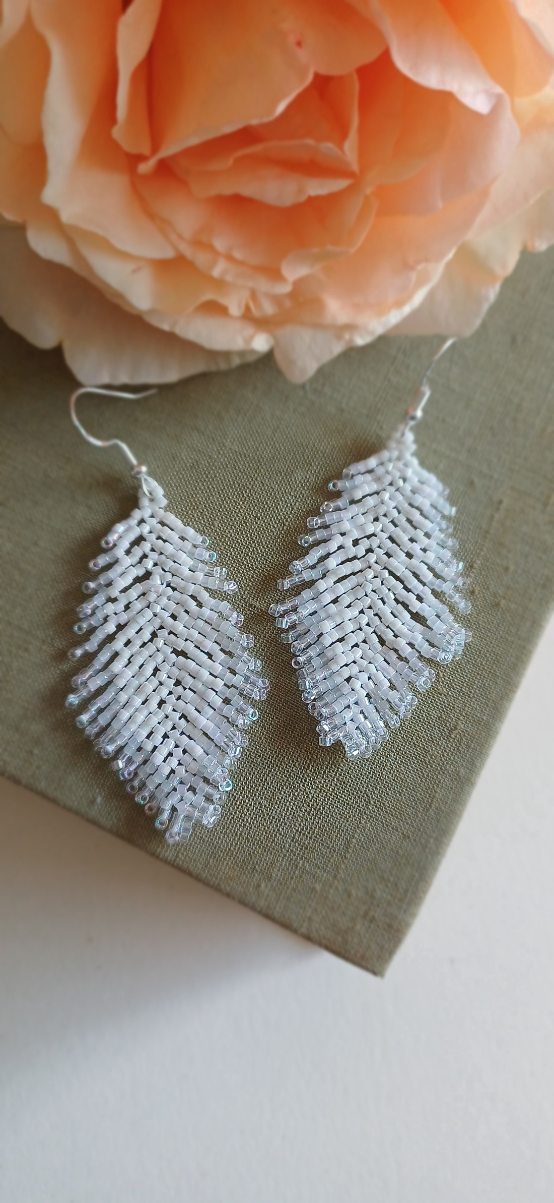 Cercei franjuri margele albi - accesorii nuntă - bijuterii mireasă - cercei mireasă - Artynos.ro