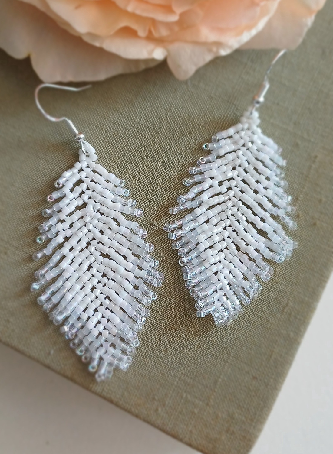 Cercei franjuri margele albi - accesorii nuntă - bijuterii mireasă - cercei mireasă - Artynos.ro
