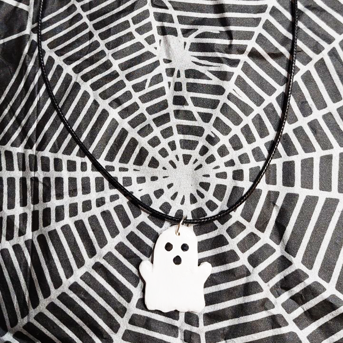 Pandantiv Halloween Fantoma - casă & stil de viață - accesorii pentru decorat casa - halloween - tot ce ai nevoie pentru petrecere! - bijuterii halloween - Artynos.ro Pandantiv Halloween Fantoma - casă & stil de viață - accesorii pentru decorat casa - halloween - tot ce ai nevoie pentru petrecere! - bijuterii halloween - Artynos.ro