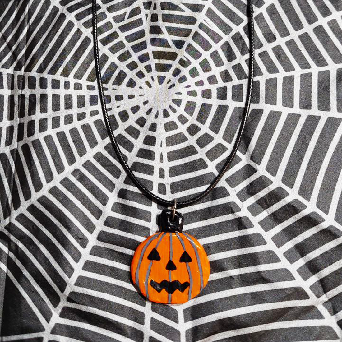 Pandantiv Halloween Dovleac - casă & stil de viață - accesorii pentru decorat casa - halloween - tot ce ai nevoie pentru petrecere! - bijuterii halloween - Artynos.ro Pandantiv Halloween Dovleac - casă & stil de viață - accesorii pentru decorat casa - halloween - tot ce ai nevoie pentru petrecere! - bijuterii halloween - Artynos.ro