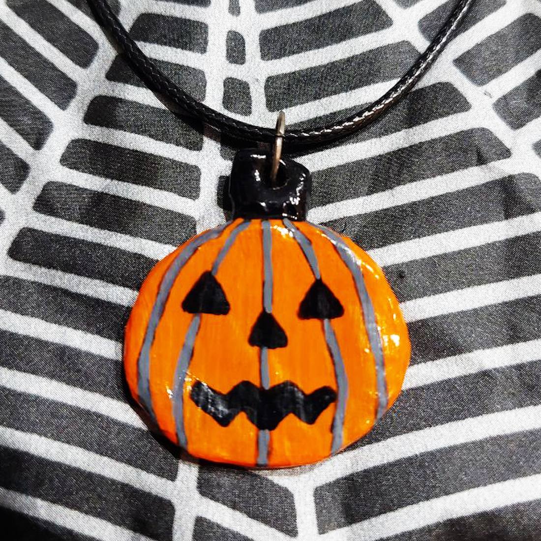 Pandantiv Halloween Dovleac - casă & stil de viață - accesorii pentru decorat casa - halloween - tot ce ai nevoie pentru petrecere! - bijuterii halloween - Artynos.ro Pandantiv Halloween Dovleac - casă & stil de viață - accesorii pentru decorat casa - halloween - tot ce ai nevoie pentru petrecere! - bijuterii halloween - Artynos.ro