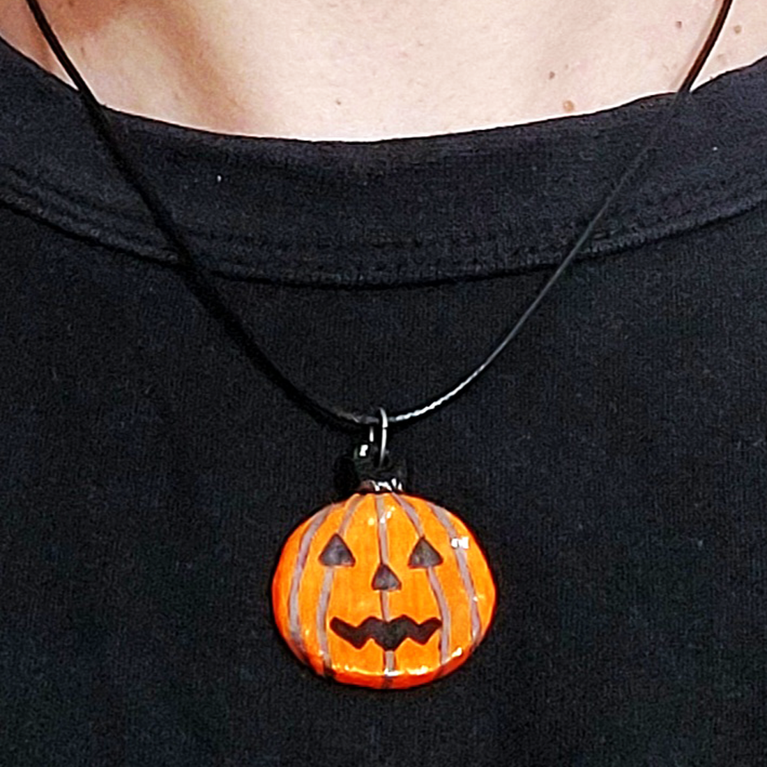 Pandantiv Halloween Dovleac - casă & stil de viață - accesorii pentru decorat casa - halloween - tot ce ai nevoie pentru petrecere! - bijuterii halloween - Artynos.ro Pandantiv Halloween Dovleac - casă & stil de viață - accesorii pentru decorat casa - halloween - tot ce ai nevoie pentru petrecere! - bijuterii halloween - Artynos.ro