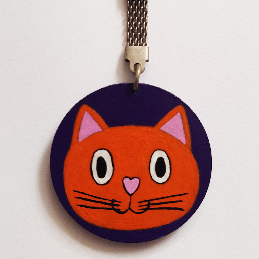 Breloc Lemn Pisica Portocalie pe Mov - genți și portofele - accesorii genți - breloc - Artynos.ro