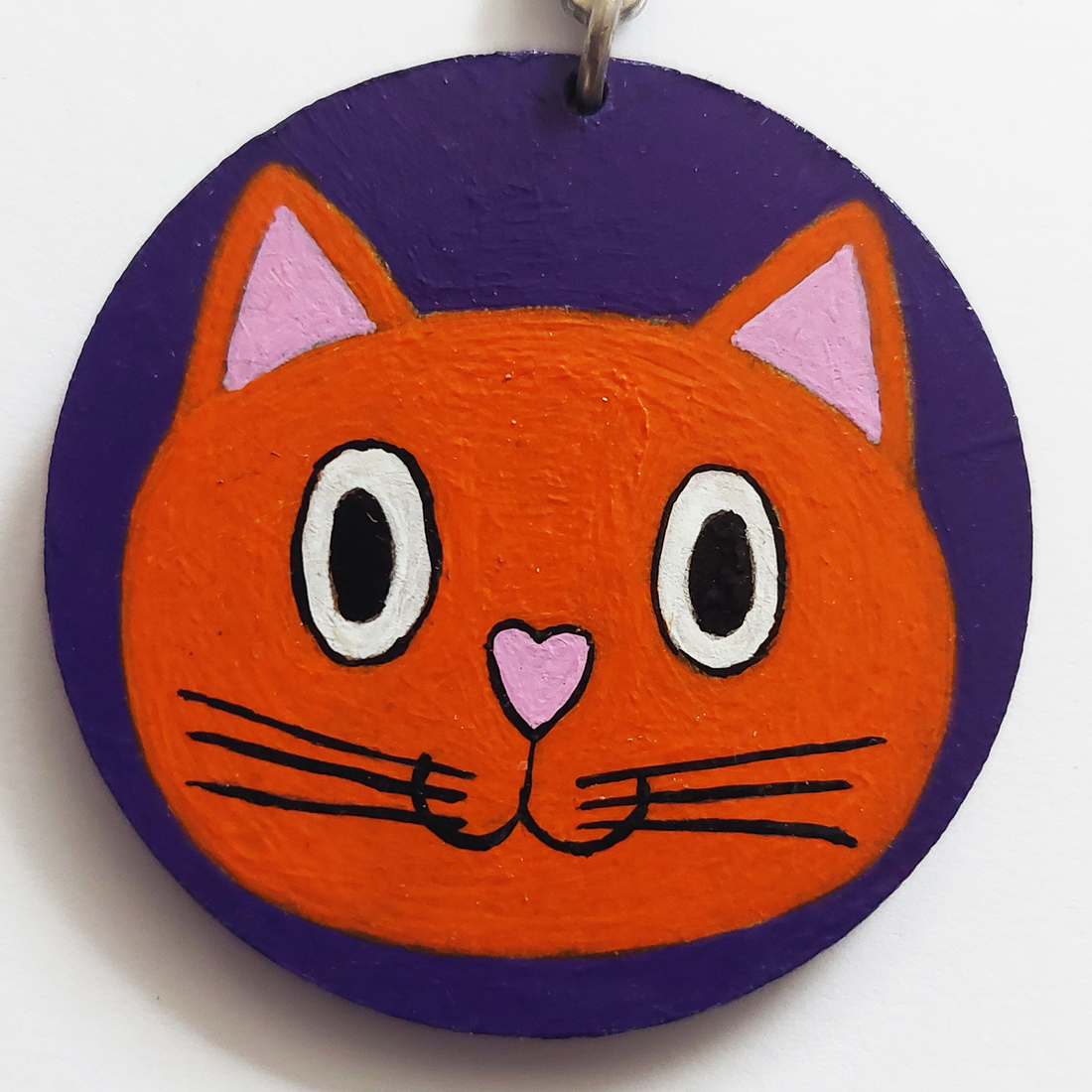 Breloc Lemn Pisica Portocalie pe Mov - genți și portofele - accesorii genți - breloc - Artynos.ro