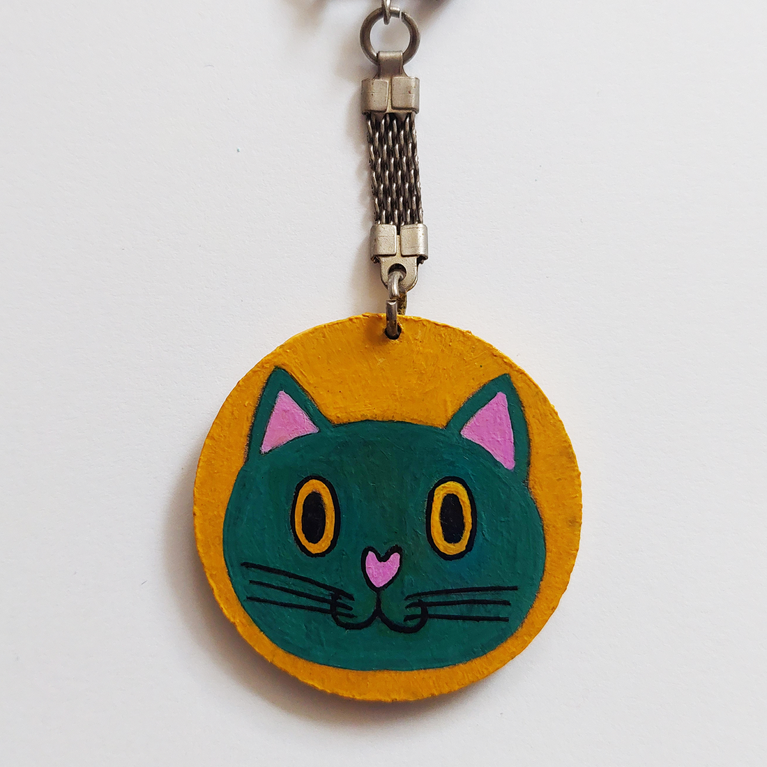 Breloc Lemn Pisica Verde pe Galben - genți și portofele - accesorii genți - breloc - Artynos.ro