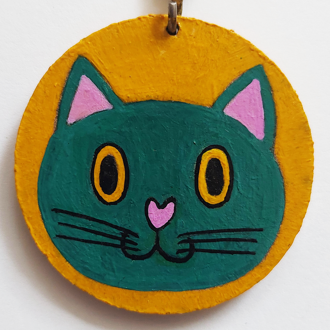 Breloc Lemn Pisica Verde pe Galben - genți și portofele - accesorii genți - breloc - Artynos.ro