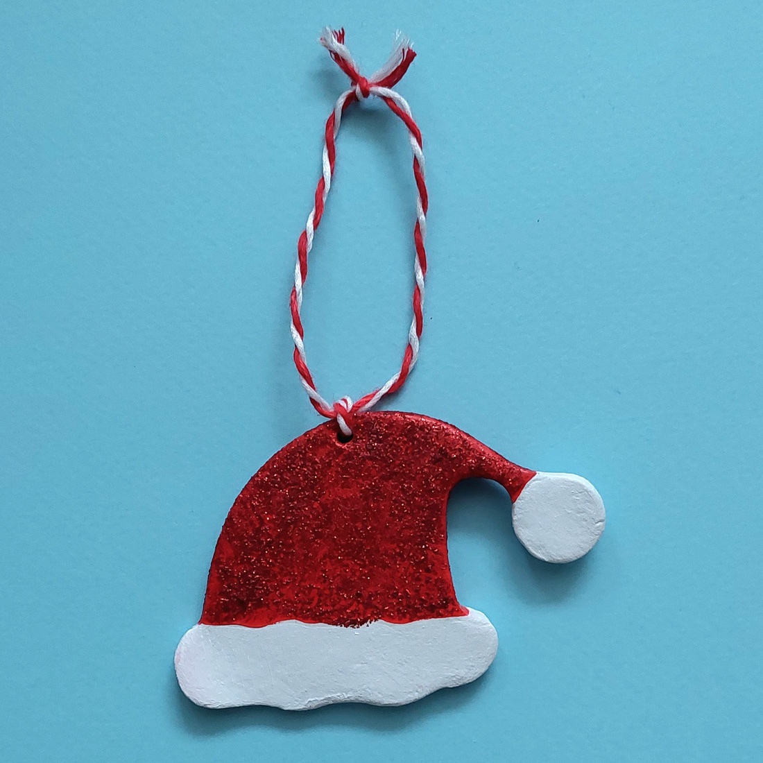 Decorațiune Handmade Brad Caciula Mos Craciun din lut polimeric - crăciun - decorațiuni de crăciun de casă - figurine pentru pomul de crăciun - Artynos.ro