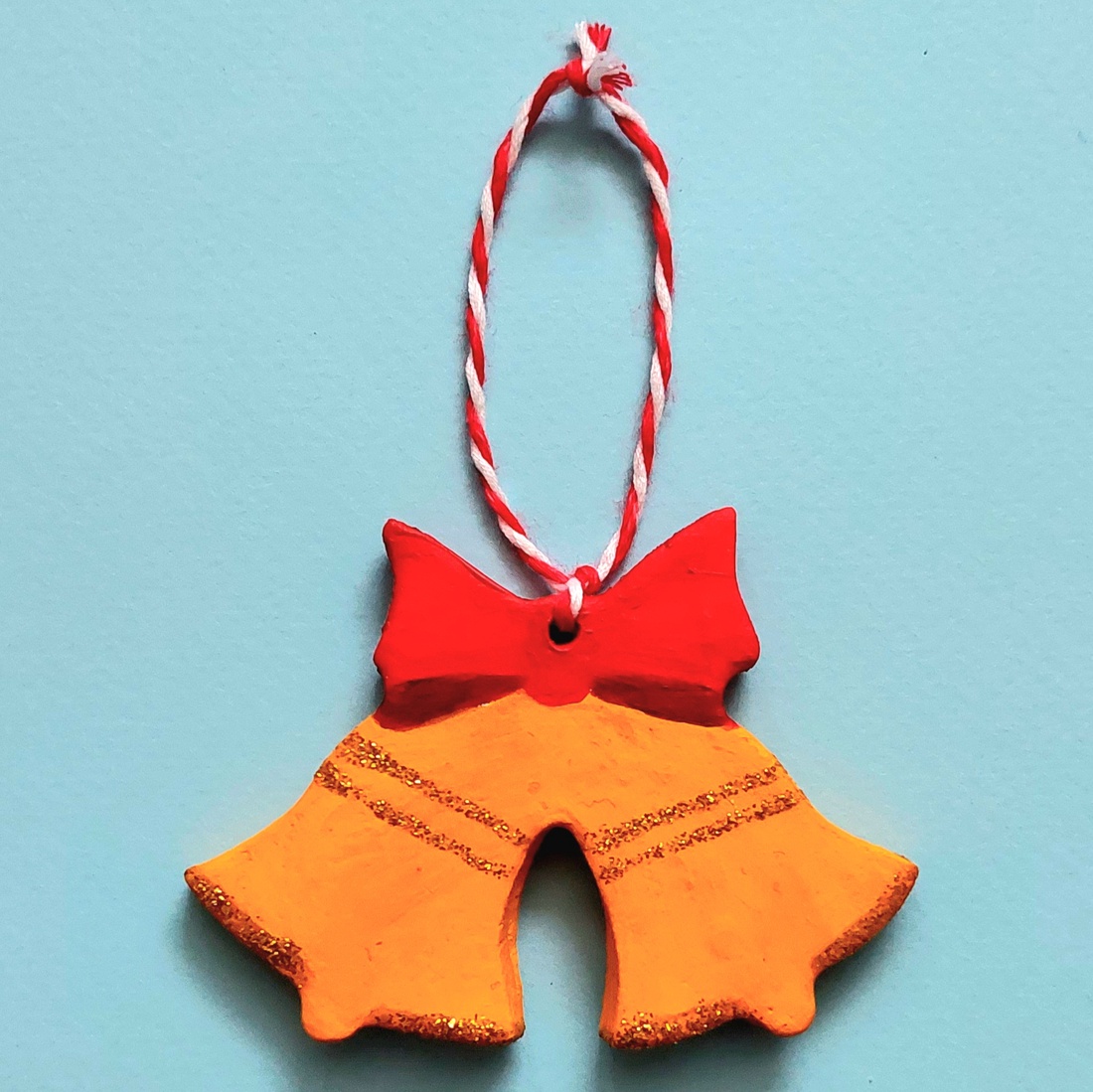 Decorațiune Handmade Brad Craciun Clopotei cu Funda Rosie din lut polimeric - crăciun - decorațiuni de crăciun de casă - figurine pentru pomul de crăciun - Artynos.ro