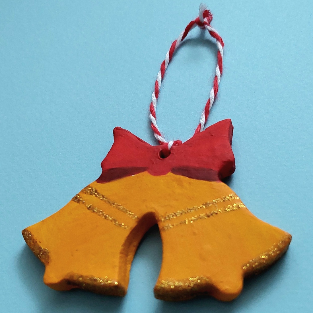 Decorațiune Handmade Brad Craciun Clopotei cu Funda Rosie din lut polimeric - crăciun - decorațiuni de crăciun de casă - figurine pentru pomul de crăciun - Artynos.ro