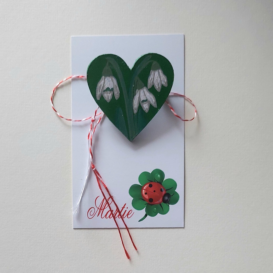 Mărțișor Handmade Broșă Ghiocei Pictată cu Acrilic pe Lemn - bijuterii - mărțișor - Artynos.ro