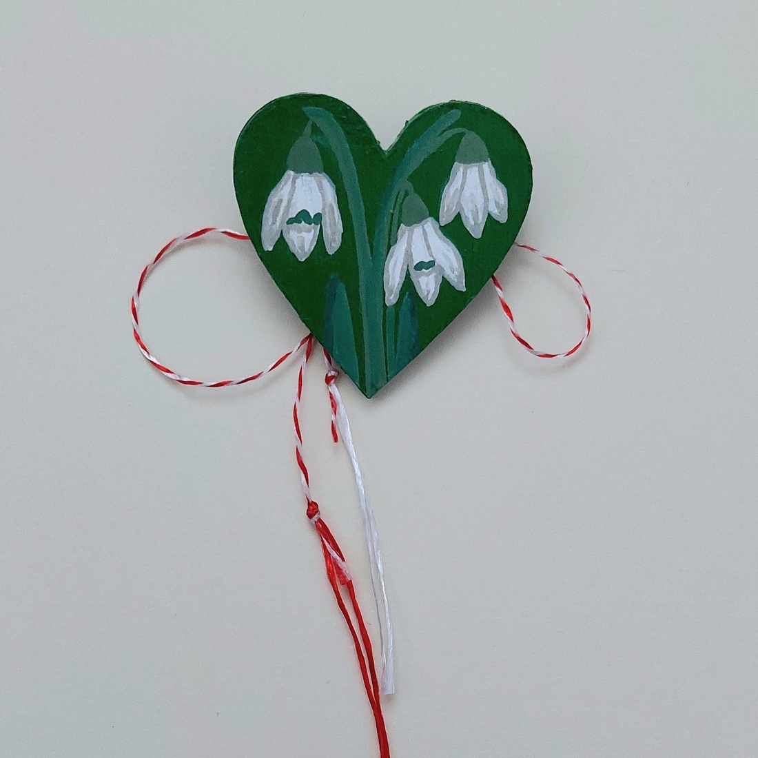 Mărțișor Handmade Broșă Ghiocei Pictată cu Acrilic pe Lemn - bijuterii - mărțișor - Artynos.ro