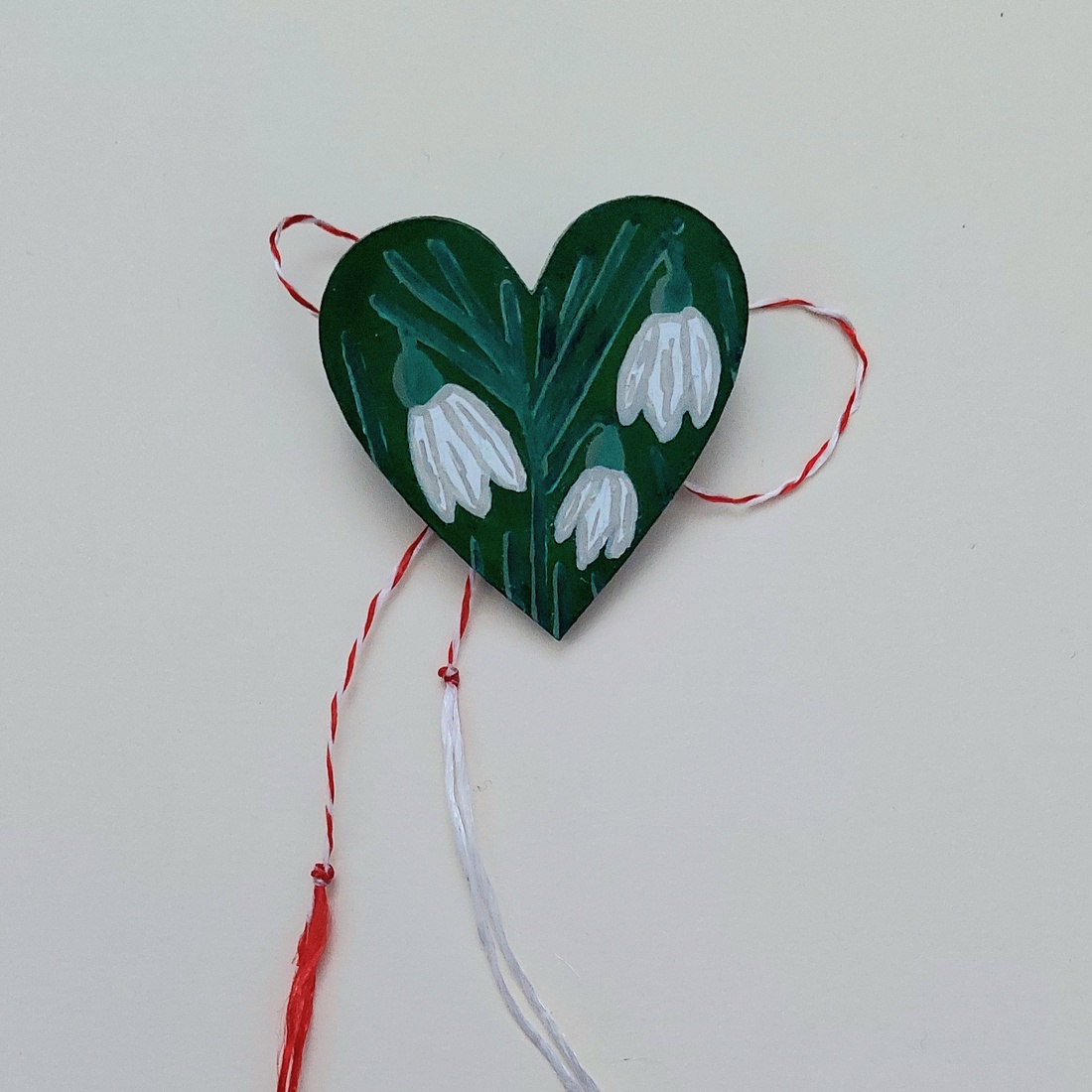 Mărțișor Handmade Broșă Ghiocei Pictată cu Acrilic pe Lemn - bijuterii - mărțișor - Artynos.ro