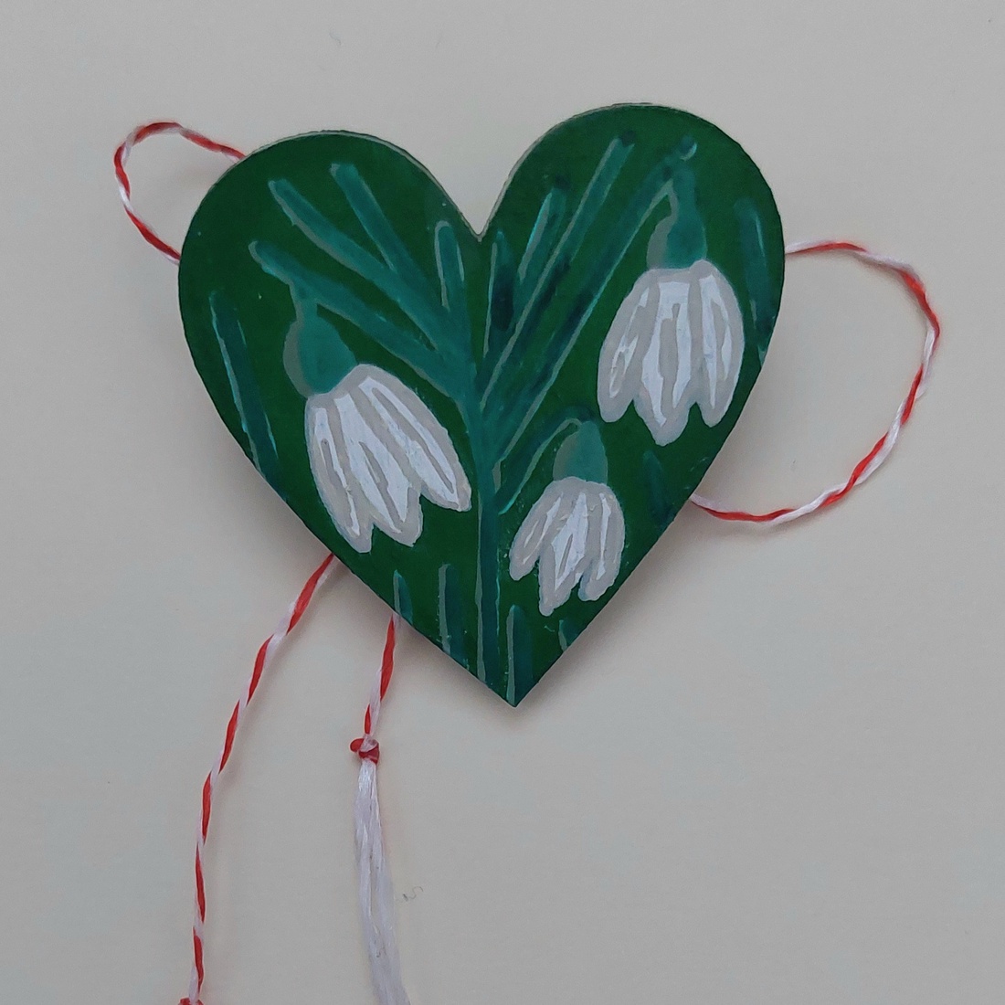 Mărțișor Handmade Broșă Ghiocei Pictată cu Acrilic pe Lemn - bijuterii - mărțișor - Artynos.ro