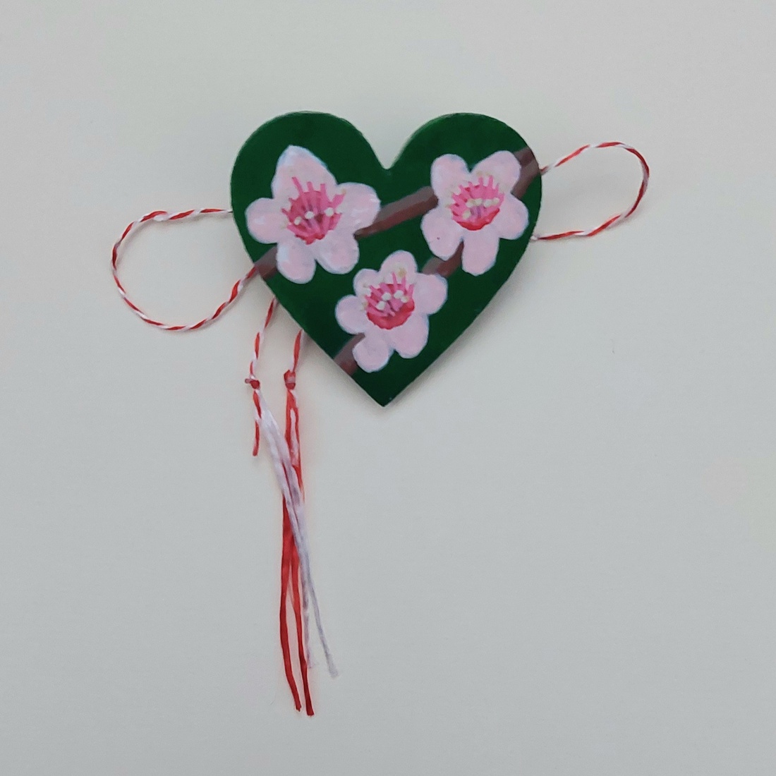 Mărțișor Handmade Broșă Flori de Cireș Pictată cu Acrilic pe Lemn - bijuterii - mărțișor - Artynos.ro