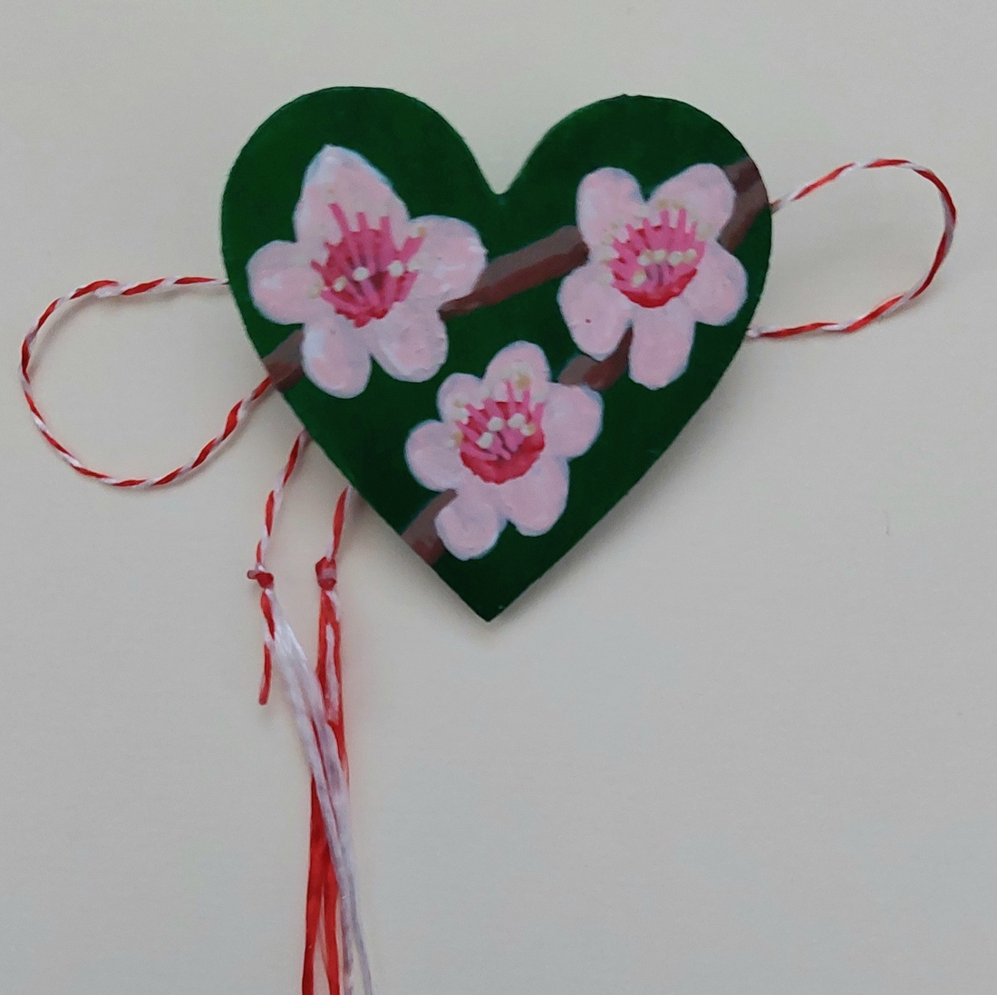 Mărțișor Handmade Broșă Flori de Cireș Pictată cu Acrilic pe Lemn - bijuterii - mărțișor - Artynos.ro