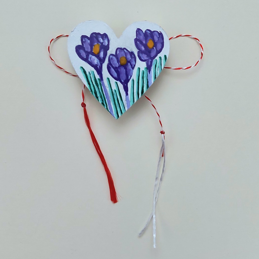 Mărțișor Handmade Broșă Brândușe Pictată cu Acrilic pe Lemn - bijuterii - mărțișor - Artynos.ro