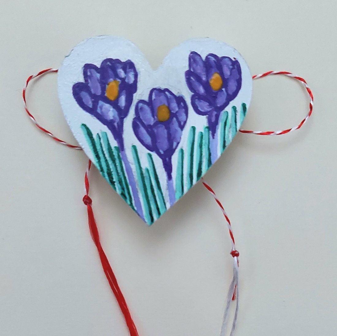 Mărțișor Handmade Broșă Brândușe Pictată cu Acrilic pe Lemn - bijuterii - mărțișor - Artynos.ro