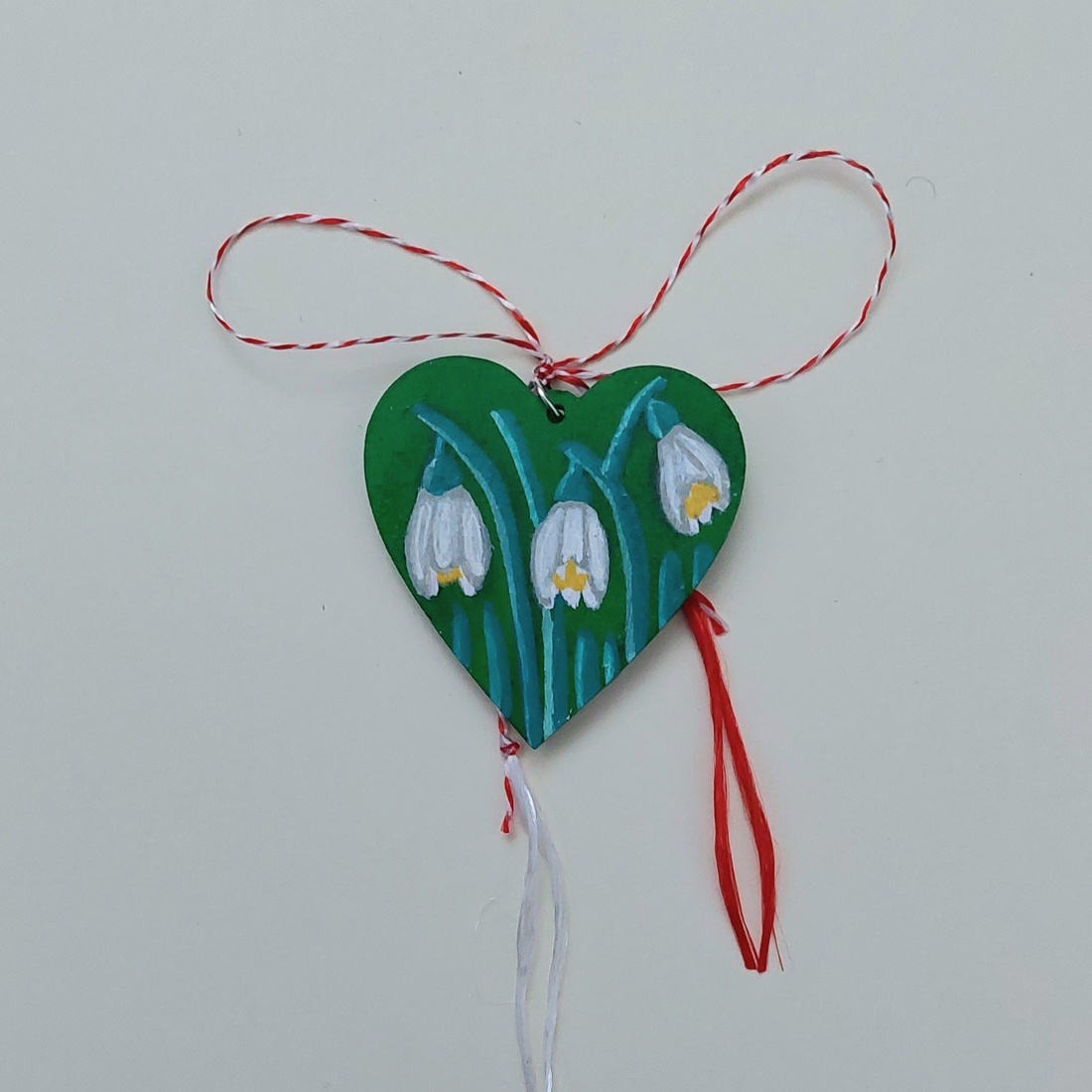 Mărțișor Handmade Pandantiv Ghiocei Pictat cu Acrilic pe Lemn - bijuterii - mărțișor - Artynos.ro