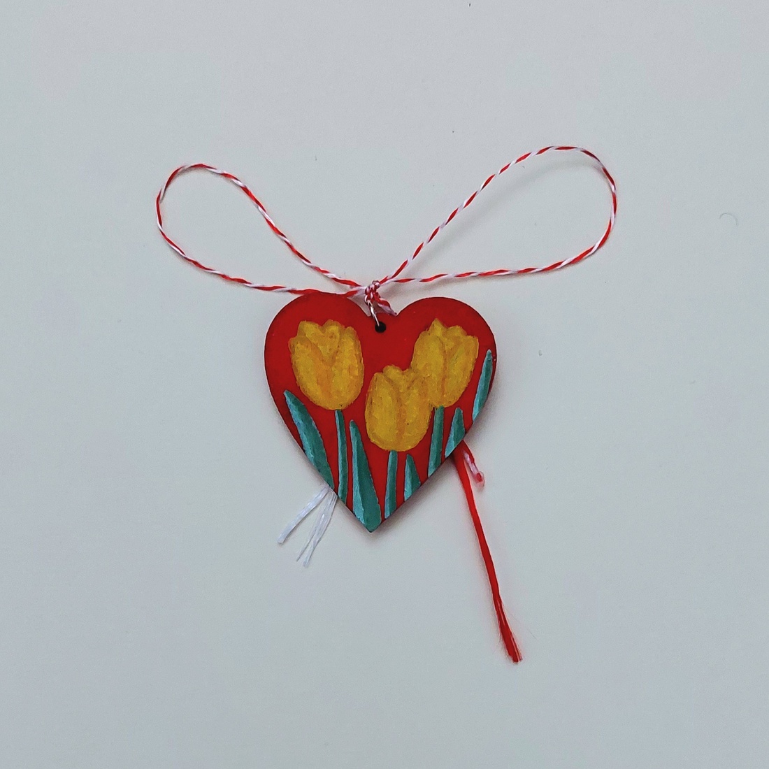 Mărțișor Handmade Pandantiv Lalele Galbene Pictat cu Acrilic pe Lemn - bijuterii - mărțișor - Artynos.ro