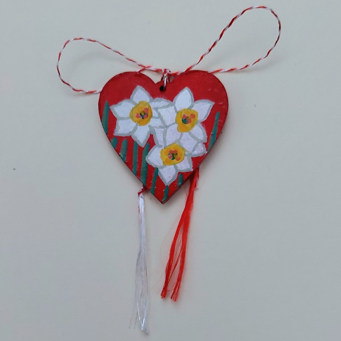 Mărțișor Handmade Pandantiv Narcise Albe Pictat cu Acrilic pe Lemn - bijuterii - mărțișor - Artynos.ro
