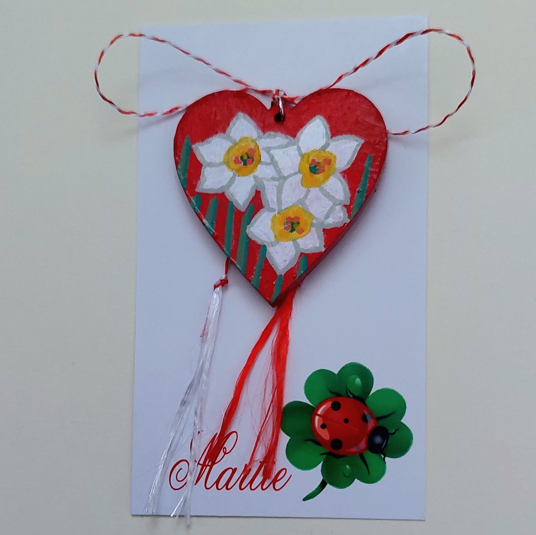 Mărțișor Handmade Pandantiv Narcise Albe Pictat cu Acrilic pe Lemn - bijuterii - mărțișor - Artynos.ro