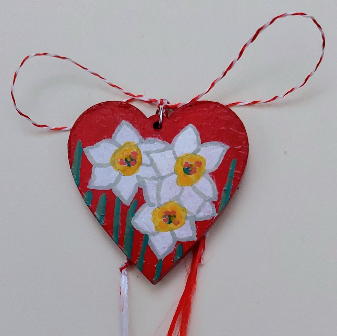 Mărțișor Handmade Pandantiv Narcise Albe Pictat cu Acrilic pe Lemn - bijuterii - mărțișor - Artynos.ro
