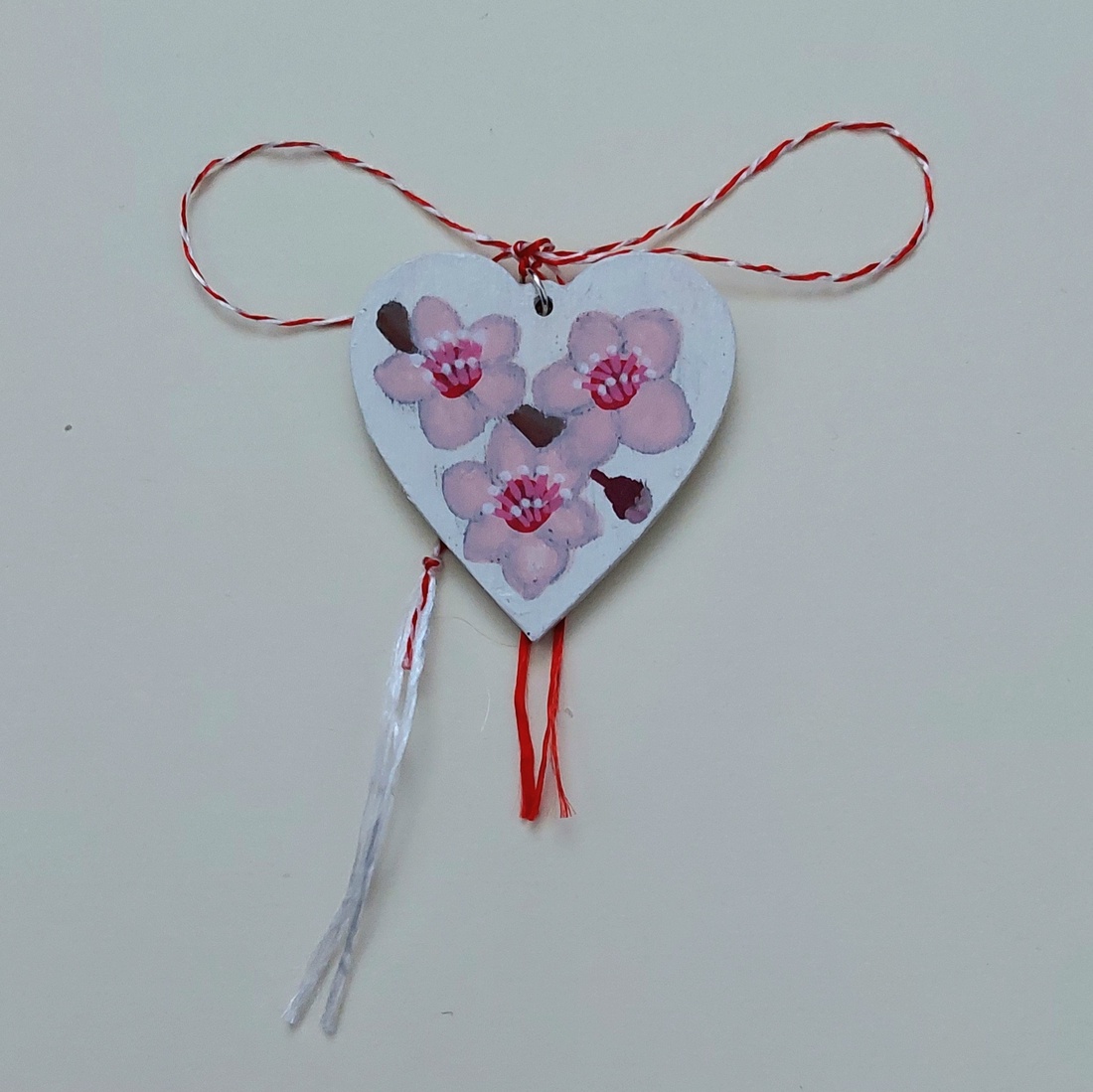 Mărțișor Handmade Pandantiv Flori de Cireș Pictat cu Acrilic pe Lemn - bijuterii - mărțișor - Artynos.ro