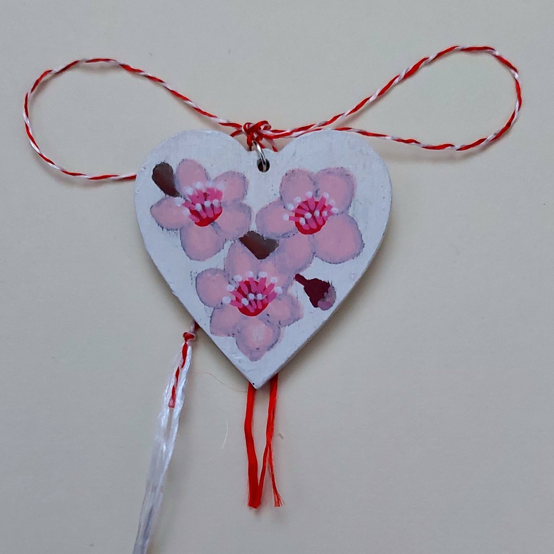 Mărțișor Handmade Pandantiv Flori de Cireș Pictat cu Acrilic pe Lemn - bijuterii - mărțișor - Artynos.ro